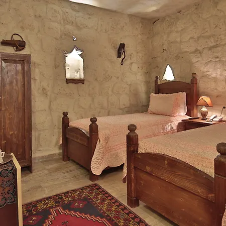 מלון Maccan Cave 3*