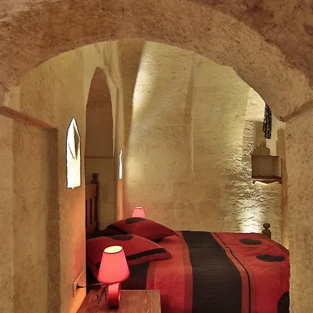 Maccan Cave מלון